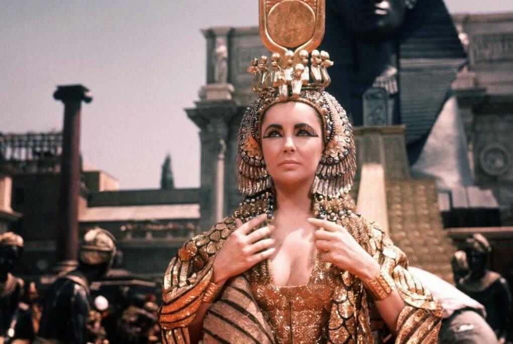 Phong cách kẻ viền mắt đen của Cleopatra vẫn rất "thời thượng" ngay ở thời hiện đại