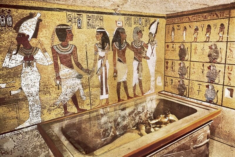Xác ướp Vua Tutankhamun trong hầm mộ.