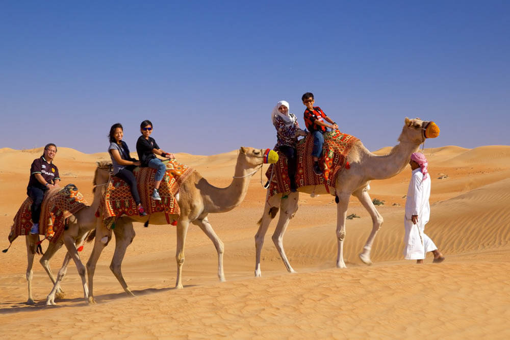 khám phá sa mạc Sarabium với cồn cát và những chú lạc đà.